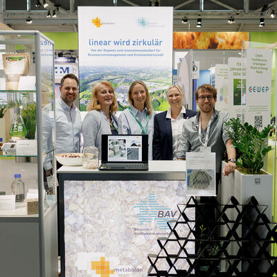 Das :metabolon Team auf dem Messestand.