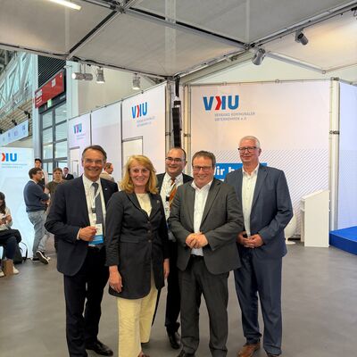 Bild vergr&ouml;&szlig;ern: v. l. n. r.: Ingbert Liebing (Hauptgesch�ftsf�hrer VKU), Monika Lichtinghagen-Wirths (Gesch�ftsf�hrerin BAV), Uwe Feige (Vizepr�sident VKU), Oliver Krischer (Minister f�r Umwelt, Naturschutz und Verkehr des Landes NRW) und Thomas Patermann (Vorsitzender V