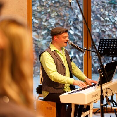 Bild vergr&ouml;&szlig;ern: Pianist Upside Down