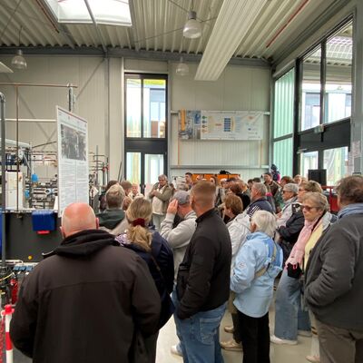Bild vergr&ouml;&szlig;ern: Besucher in der Forschungshalle