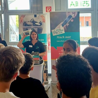 Bild vergr&ouml;&szlig;ern: Handysammlung in Bergisch Gladbach