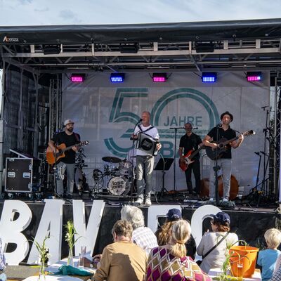 Bild vergr&ouml;&szlig;ern: lossjonn auf der B�hne