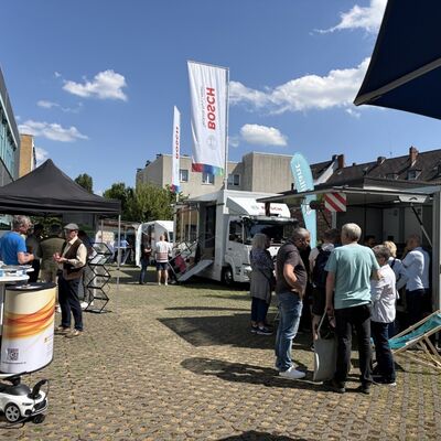 Ausstellung beim Aktionstag &raquo;Heizkeller der Zukunft&laquo; - hier informieren sich Interessierte direkt bei den Herstellern &uuml;ber moderne Heizungstechnik. 